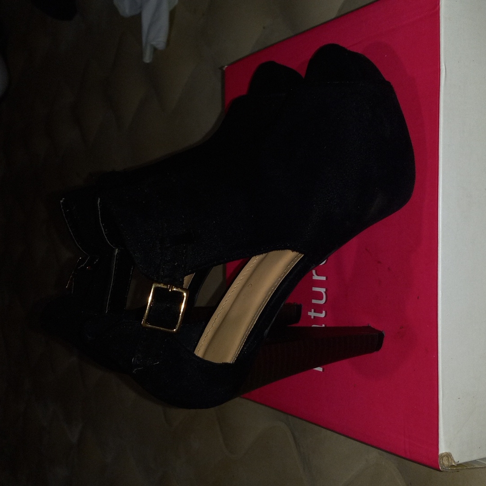 Shoes. - Picture 8 of 10